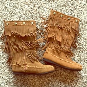Adorable girls fringe boots